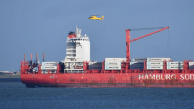 Helikopter haalt gewonde van schip Westerschelde