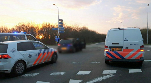 De politie bij de aanhoudingen in Rilland.