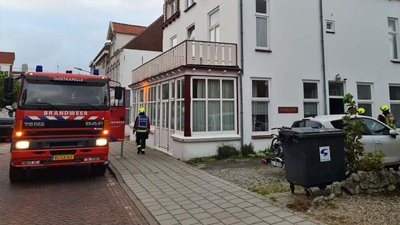 De brandweer bij het pand in Domburg.