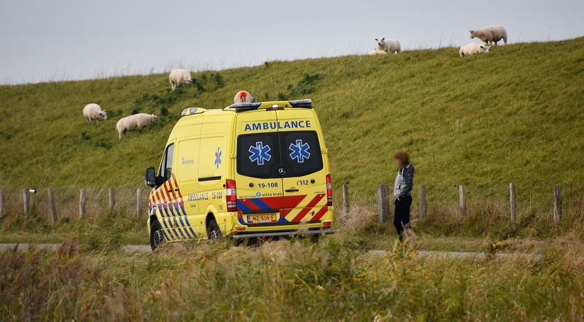 De ambulancedienst heeft zich over de gewonde ontfermd.