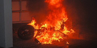 Schade aan flatgebouw na scooterbrand