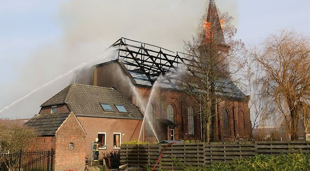 De kerk is volledig door de brand verwoest.