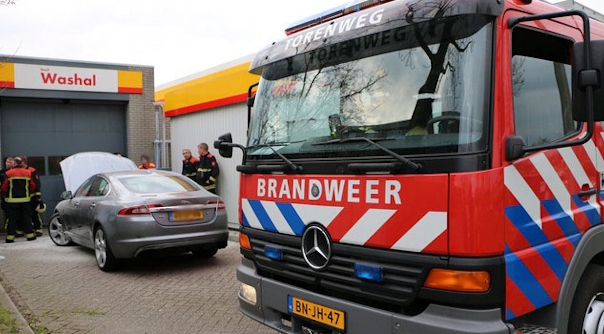 De brandweer bij de autobrand in Middelburg.