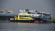 Vrachtschip vaart stuurhut kapot bij Rilland