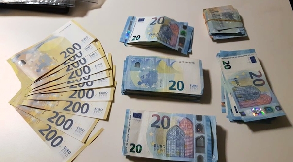 De politie trof in de auto ruim 5.000 euro aan contanten aan.