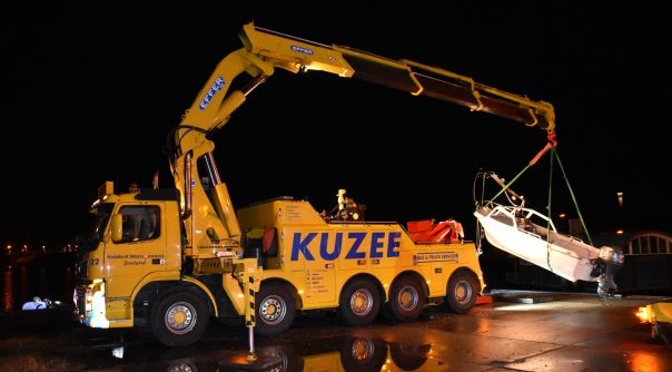 Kuzee assisteerde bij de berging van het vissersbootje.