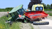 Tractor in sloot bij 's-Heerenhoek, één gewonde