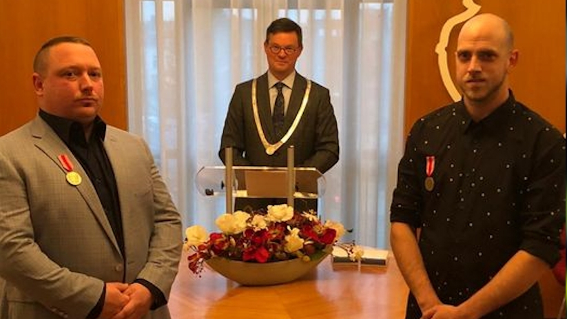 Het tweetal kreeg de medaille van burgemeester Van den Tillaar