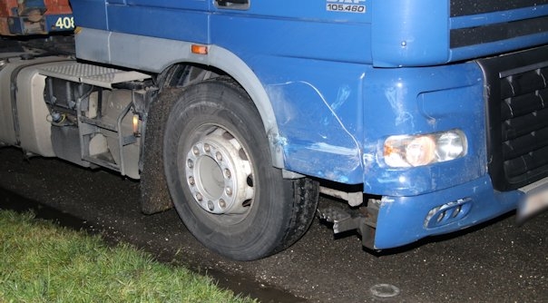 De vrachtwagen had schade aan de rechter zijkant.