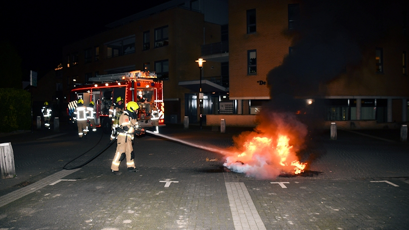 De brandweer bij het brandje aan de Nieuwlandseweg.