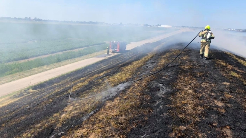 De brand werd rond 14.10 uur ontdekt op de dijk langs de Sint Pieterspolder.