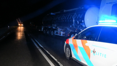 Auto botst op geparkeerde vrachtwagen bij Sluiskil