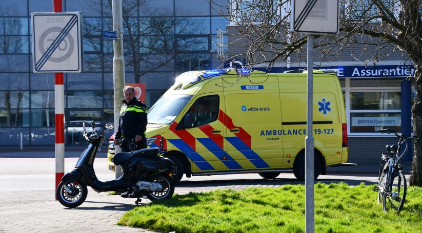 Bobcat op zijn kant bij ongeval in Stroe, man gewond naar ziekenhuis.