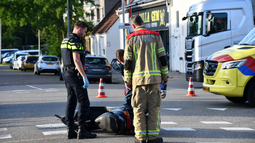 Fietser naar het ziekenhuis na ongeval op de Gasthuisstraat in Barneveld.
