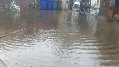 Schoolplein in Koewacht staat vol water