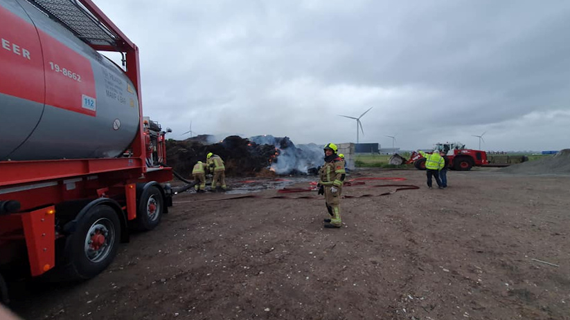 Bij het recyclingbedrijf was een hoop met groenafval in brand gevlogen.