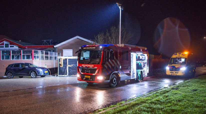 De brandweer bij het hotel in Sint Philipsland.