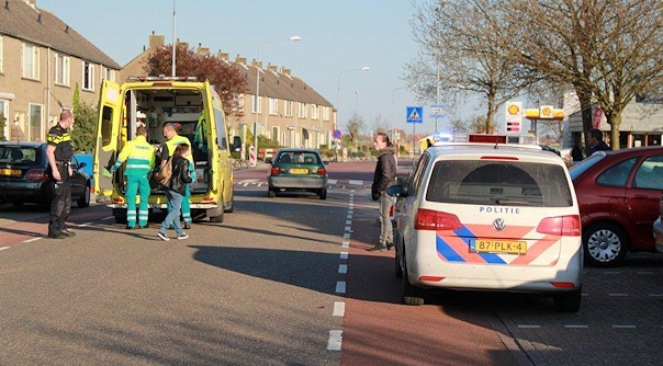 De fietser werd per ambulance naar het ziekenhuis gebracht.