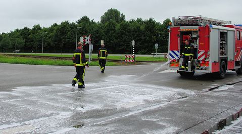 De brandweer aan het werk bij het dieselspoor in Terneuzen.