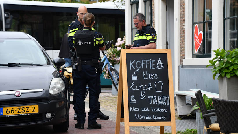 Politiemensen bij de kapsalon in Middelburg.
