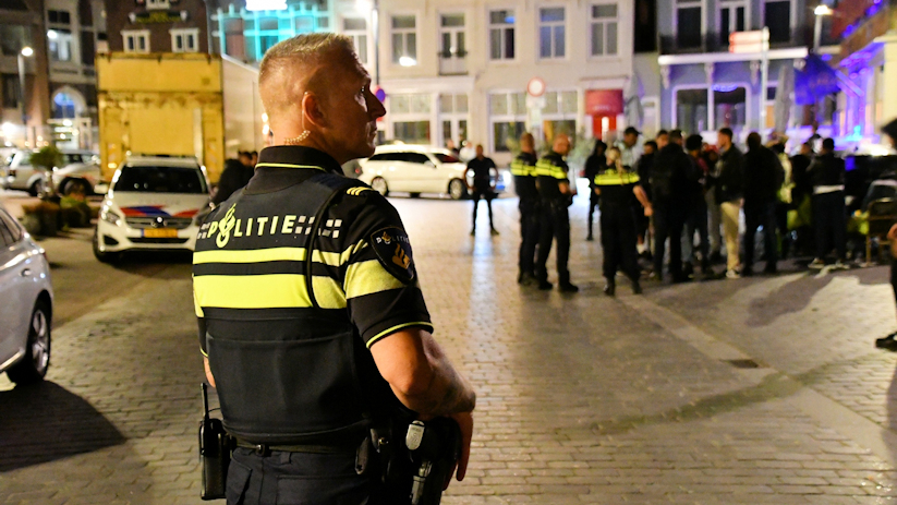 Politieagenten vannacht bij het Bellamypark in Vlissingen.
