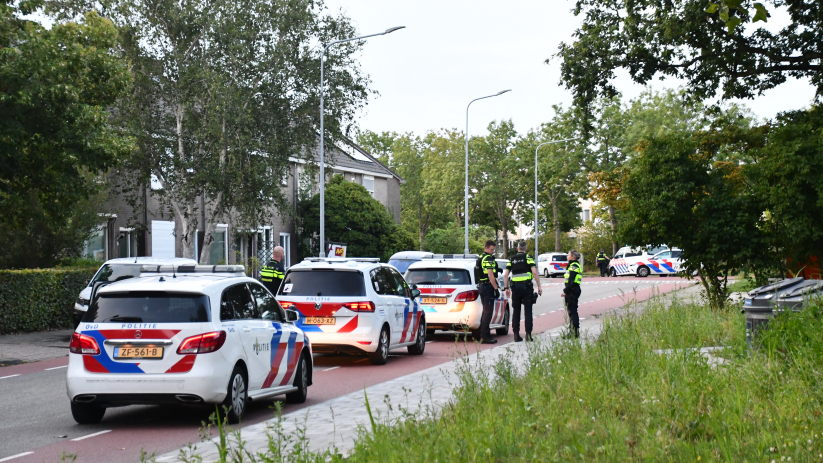 Politieagenten bij de Roozenburglaan in Middelburg.