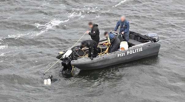 De politie zocht ook met duikers in het kanaal.