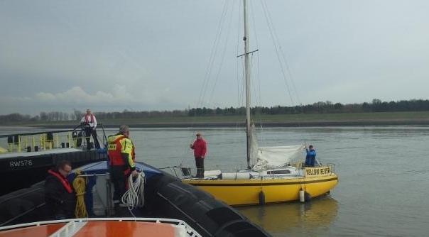De zeilboot is afgemeerd in de jachthaven van Breskens.