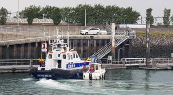 De KNRM heeft de visboot veilig afgemeerd in de haven.