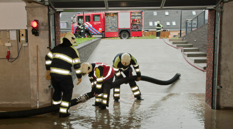 De brandweer van Heinkenszand pompt het water weg.