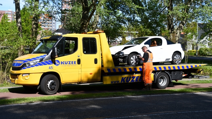 Bergingsbedrijf Kuzee heeft één van de voertuigen weggesleept.