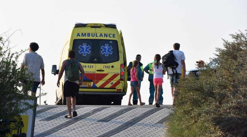 De strandwacht en de ambulancedienst schoten de patiënt te hulp.