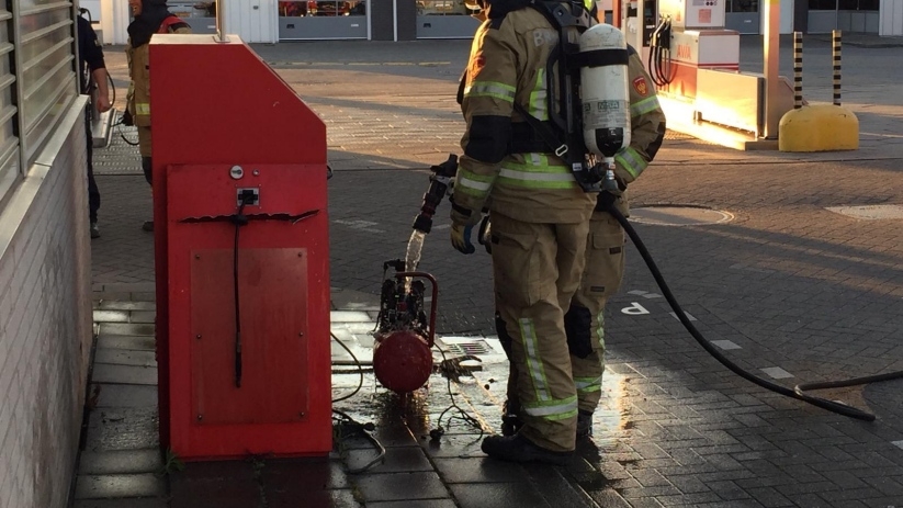 Na het openen van de automaat had de brandweer de brand snel onder controle.