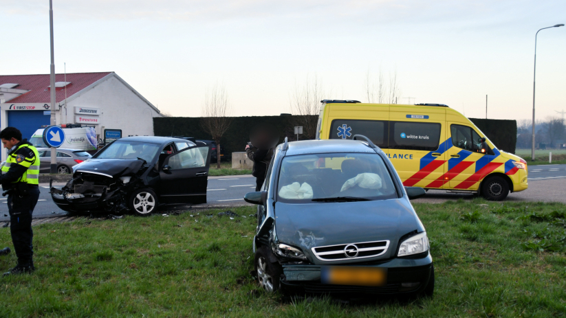Twee auto's beschadigd bij ongeval Oude Rijksweg Kruiningen (video)
