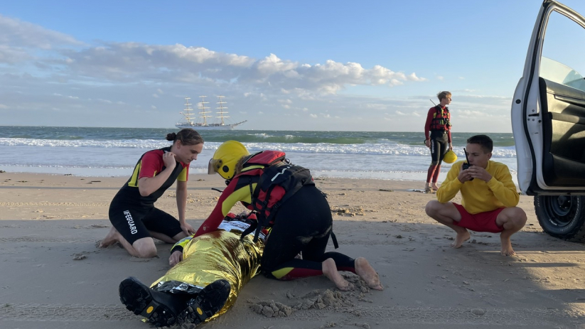 De strandwachten behandelden de ‘slachtoffers’ op het strand.