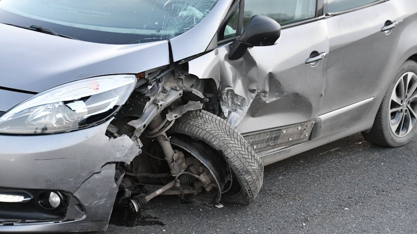 Autos zwaar beschadigd bij ongeluk Biervliet.