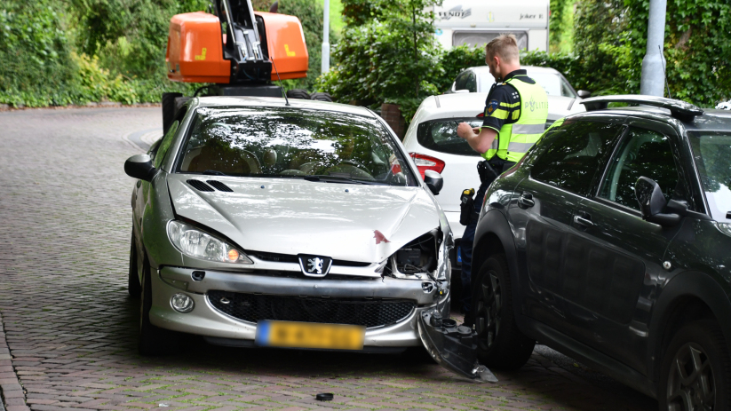 Automobiliste ramt geparkeerde auto in Middelburg (video)