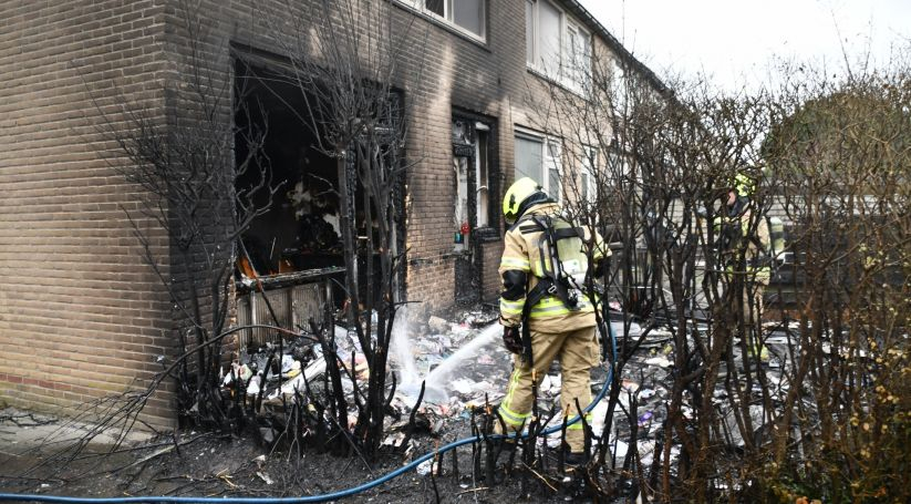 De woning brandde volledig uit, zo meldde de Veiligheidsregio gisteren.