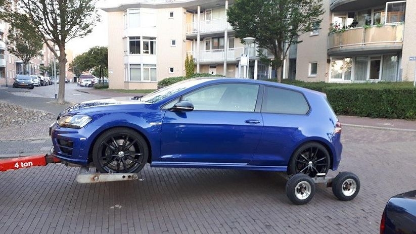 De politie nam vrijdag deze Volkswagen Golf in beslag.