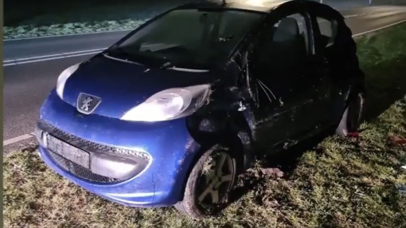 Blauwe Peugeot beschadigd bij ongeval Oostburg.