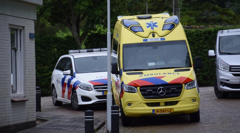 De ambulancedienst en de politie bij het ongeluk in ‘s-Heer Hendrikskinderen