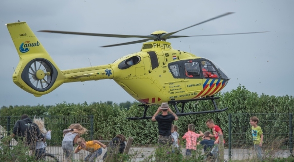 De traumahelikopter in Oud-Vossemeer trok veel bekijks.