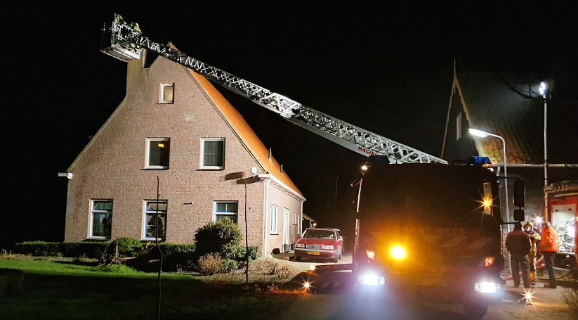 De brandweer bij de woning in Aagtekerke.