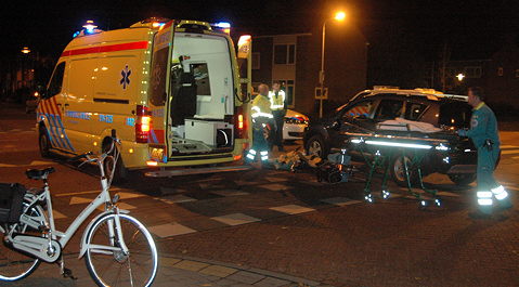 Een fietser en een auto kwamen met elkaar in botsing.