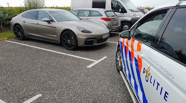 De auto stond in een parkeervak bij een flatgebouw in Terneuzen.