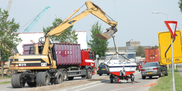 Boot valt van trailer in Middelburg