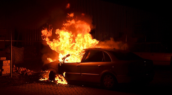 De auto raakte door de brand zwaar beschadigd.