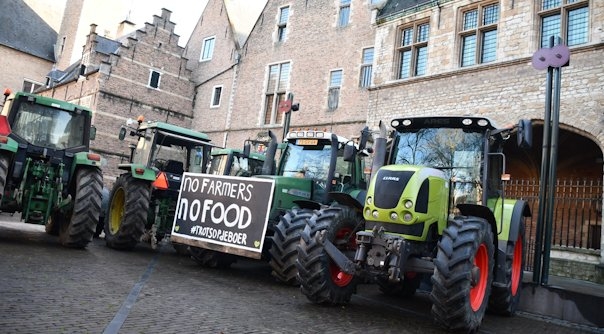 Boeren met hun tractoren op het Abdijplein in Middelburg.