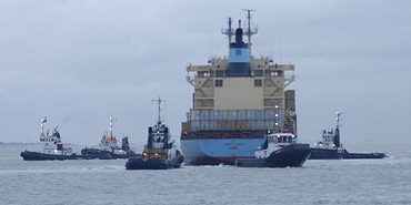Containerschip vast bij Terneuzen