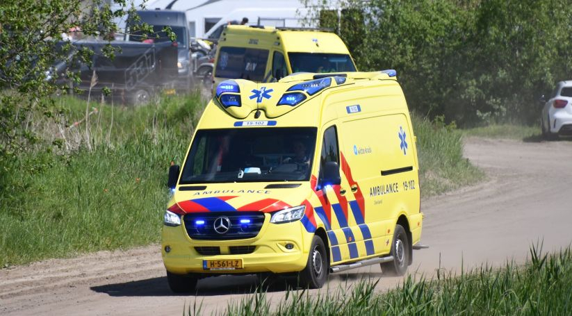 De patiënt werd met spoed per ambulance afgevoerd.